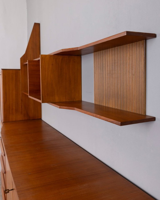Image 1 of Vintage teakhouten dressoir uit de jaren 60 met wandmontagesysteem, Italiaans design.