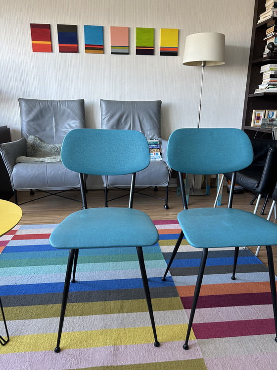 Image 1 of 2 sedie da pranzo vintage, eleganti gambe affusolate, rivestimento in similpelle turchese