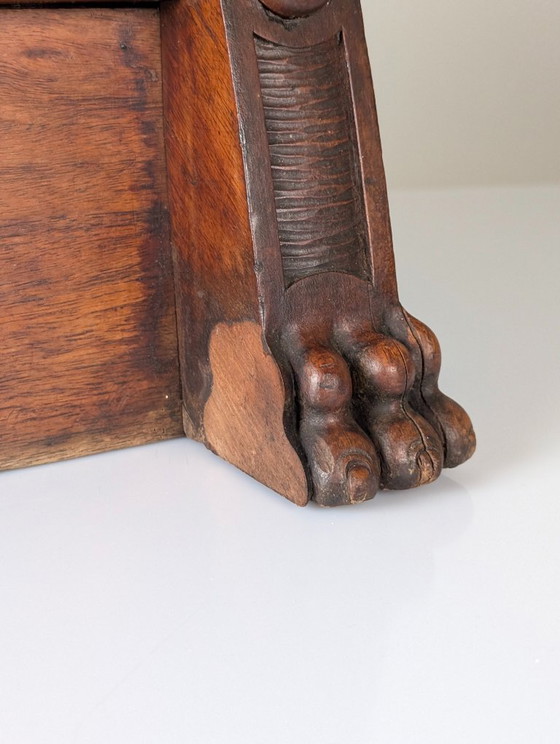 Verzierter hölzerner Tritthocker mit geschnitzten Gesichtern, Holz, Braun, Renaissance (Foto 15 von 15)