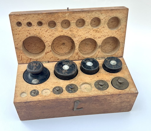 Antique set of weights in original wooden box – apothecary/laboratory weights