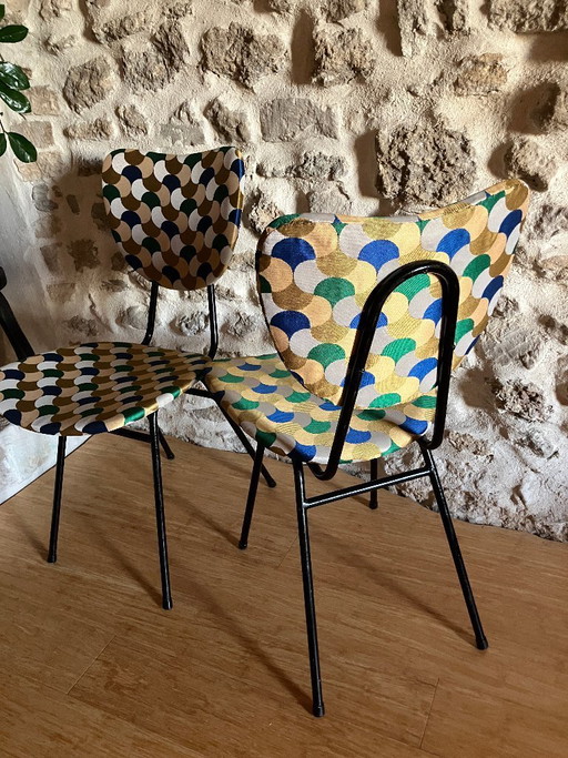 Een paar antieke stoelen toegeschreven aan Jacques Hitier.