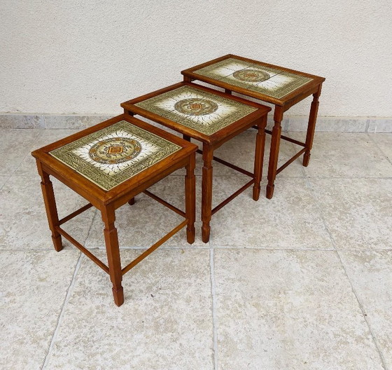 Image 1 of Set di 3 tavolini da caffè impilabili in teak e ceramica, Danimarca, 1960