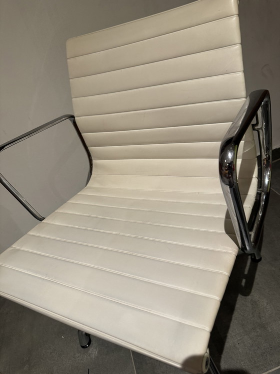 Eames Aluminium Stoel EA107 Vitra Herman Miller – Vergaderstoel, Leather (photo 6 of 6)
