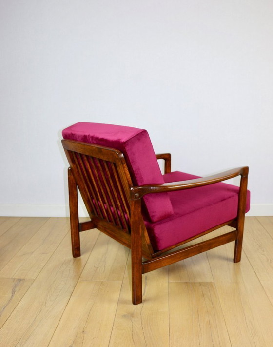 Image 1 of Fauteuil vintage en bois marron et bordeaux framboise, design Z. Bączyk - 2 exemplaires disponibles