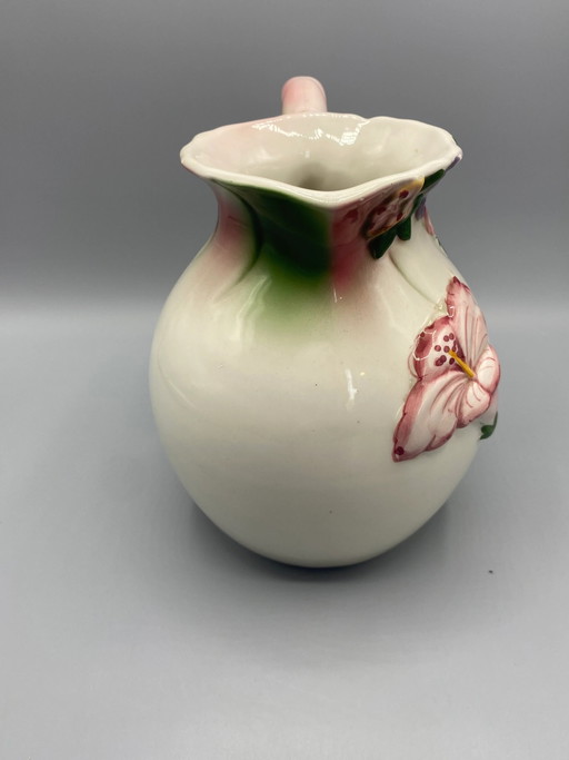 Jarra de cerámica con relieve floral pintada a mano – servies, Ceramic, Mid Century Modern (photo 2 of 8)