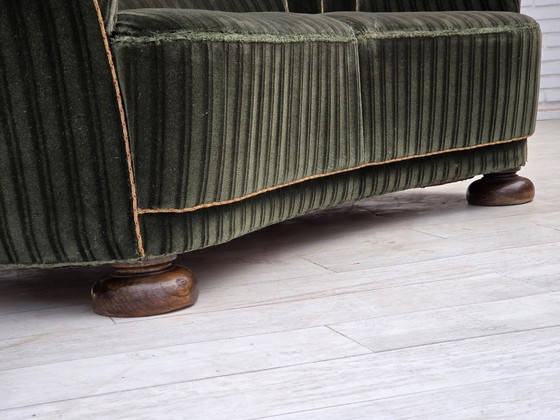 Dänisches 2-Sitzer-Gebogenes Sofa aus den 1960er Jahren, Bezug aus Velours, Eichenholz. – 2 Sitzer Sofas (photo 5 of 17)