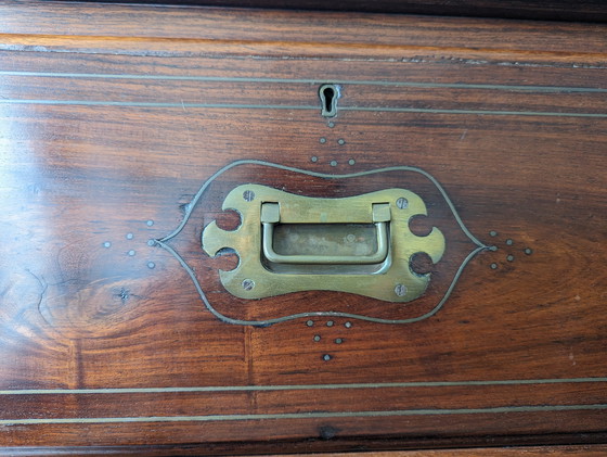 Image 1 of Armario antiguo con herrajes de latón, circa 1860-1900, presenta una pátina propia del paso del tiempo.