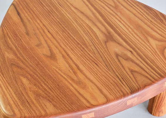 Image 1 of Pierre Chapo T23 – driepotige bijzettafel van massief iepenhout – 2023