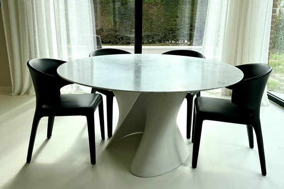 Image 1 of 6 chaises en cuir noir de chez Cassina