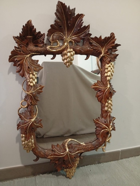 Image 1 of Belangrijke en spectaculair gebeeldhouwde wijnkelderspiegel