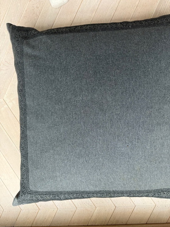 Image 1 of Großes graues Bodenkissen mit schwarzem Paisley-Rand