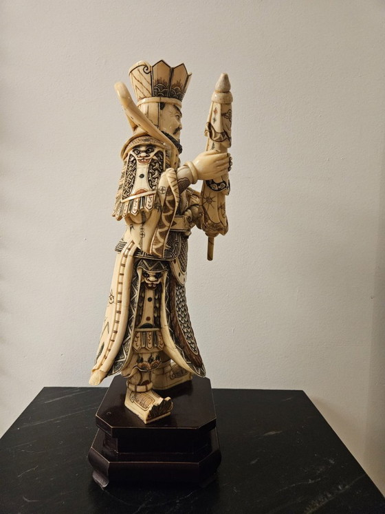 Image 1 of Beeld van Chinese Mo Li Hong Heavenly King, polychroom en scrimshaw gedecoreerd, met houten kern, eerste helft 20e eeuw
