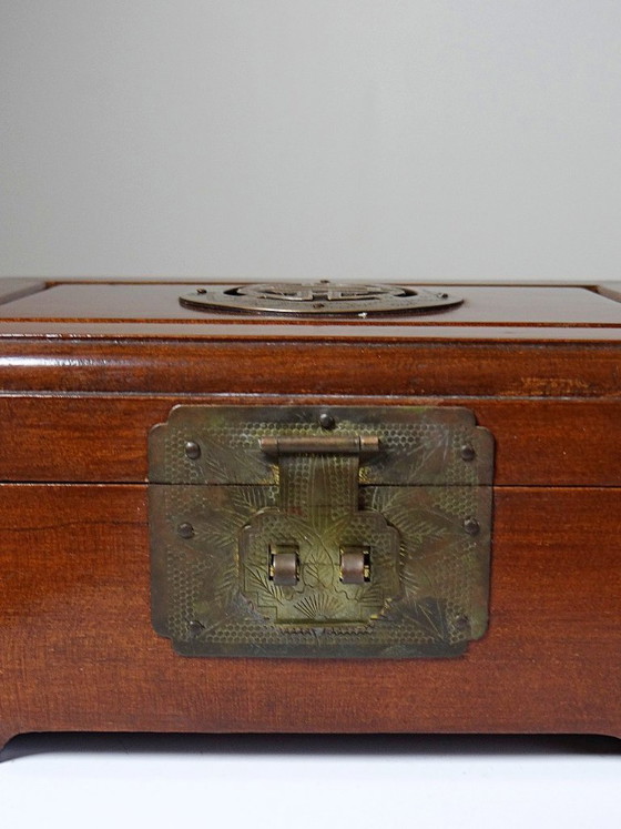 Image 1 of Scatola portagioie cinese vintage in legno, decorazione Shou con rame patinato, 1970-1980