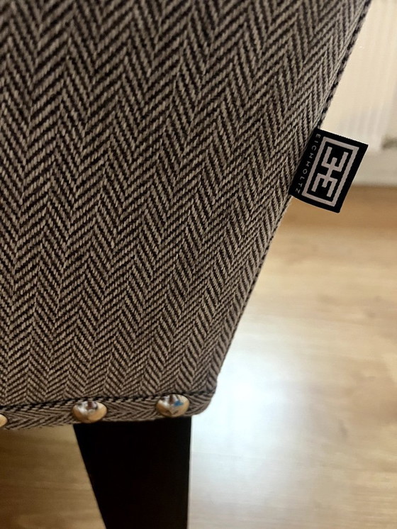 Image 1 of Le fauteuil Columbia d'Eichholtz, un fauteuil lounge design orné de clous décoratifs.