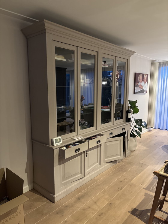 Image 1 of Keyser & Co wandkast 220h x 230b – kleur Truffel (15), binnenzijde Zwart (99), met lichtgrijze was 