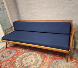 Sofá cama convertible danés de teca con compartimento para el respaldo, década de 1960
