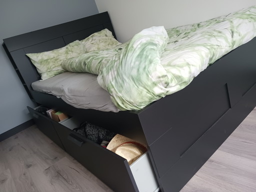 Good bed with plenty of storage space!