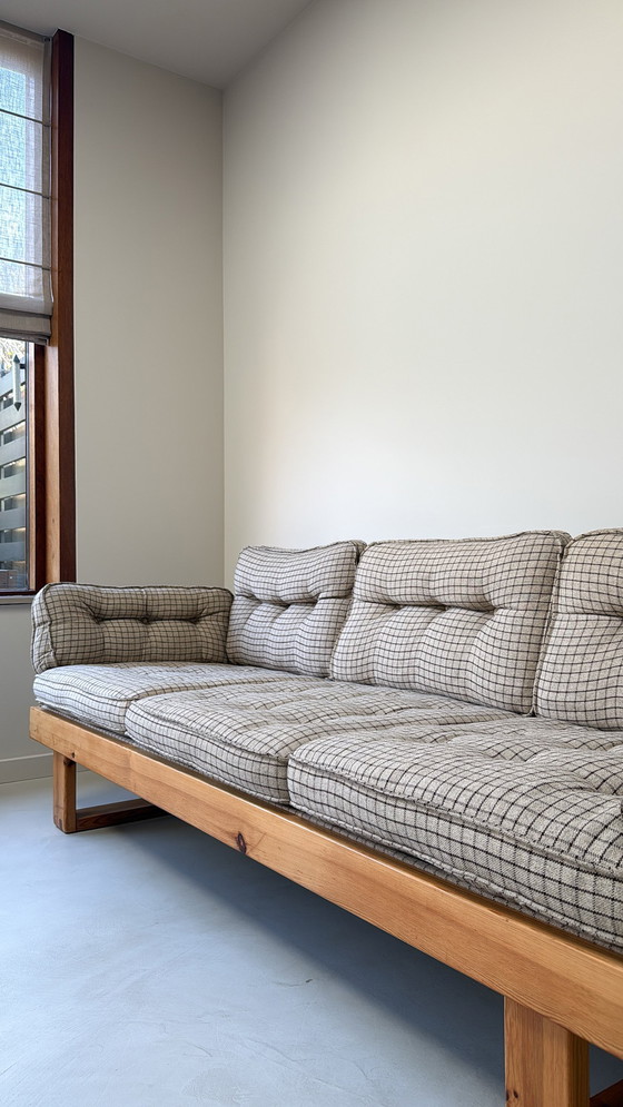 Image 1 of Dos sofás suecos antiguos y una mesa de pino.