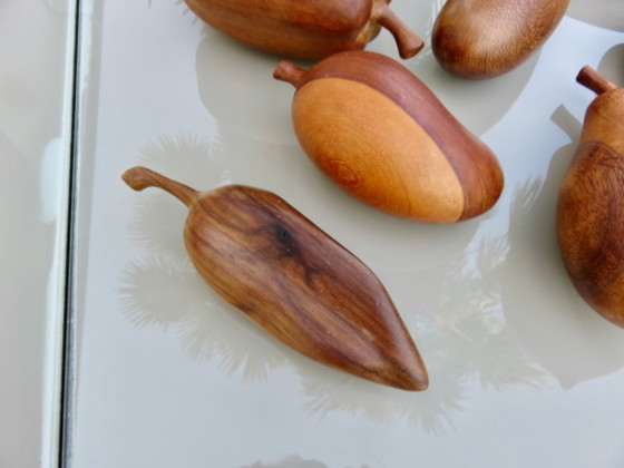 Image 1 of 12 große exotische Früchte aus Holz, 70er Jahre