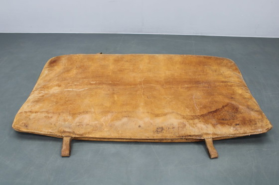 Image 1 of 1930er Jahre Tschechoslowakische dicke Leder-Turnmatte, patiniert