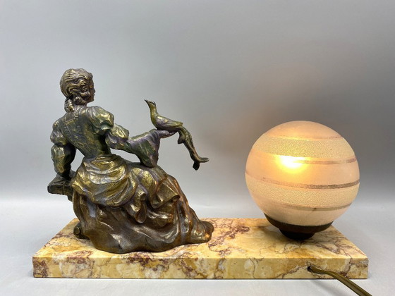 Image 1 of Art Deco Tafellamp met metale brons-look Dame & Vogel – Marmeren Voet – Vintage Beeldlamp uit ca. 1930 – Unieke Decoratieve Scul