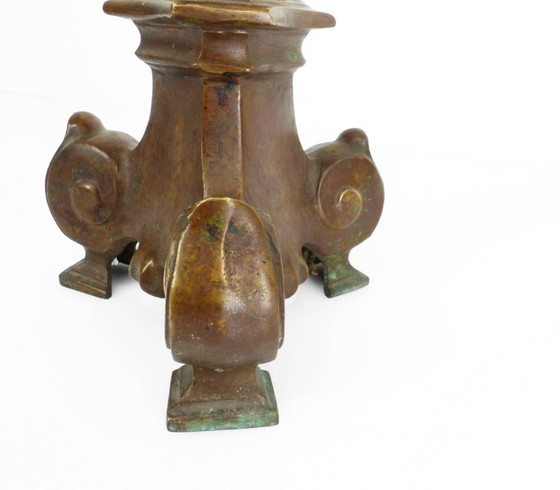 Image 1 of Lampe aus massiver Bronze, dreibeiniger Sockel mit Schnörkeln, neugotischer Stil, spätes 19. Jahrhundert