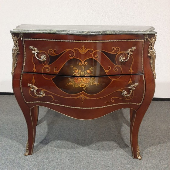 Image 1 of Commode bombée de style Louis XV français avec plateau en marbre
