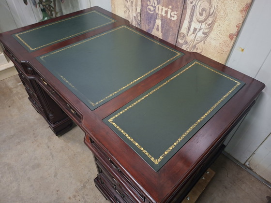 Image 1 of Klassiek Engels bureau, schrijftafel, deks enkelzijdig met lederen inleg afm. 162x93cm en 78cm hoog.  