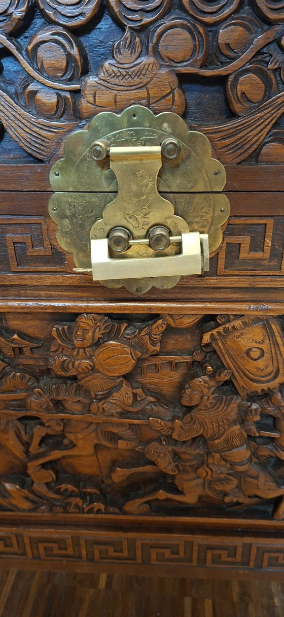 Image 1 of Indonesische of Chinese kamferhouten kist