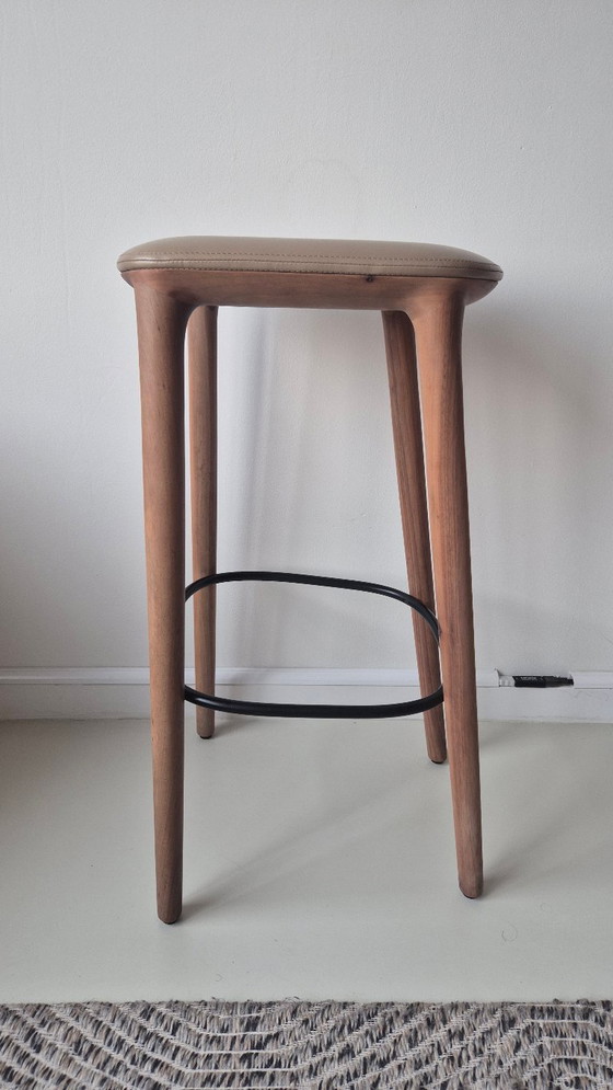 Image 1 of 3 x Artisan Neva barkrukken, hoog, met beige leren zitting en zwarte voetensteun