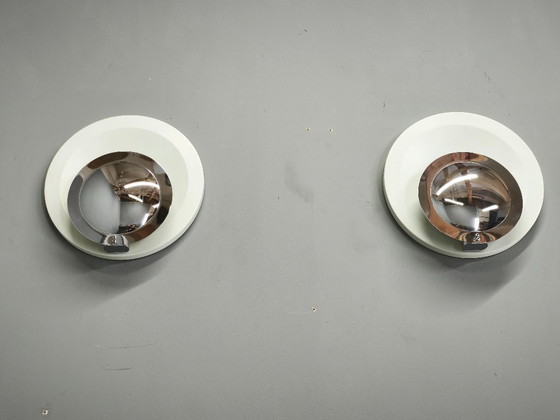 Pair of Italian Space Age Chrome and White Wall Lights, 1970s – Metal (photo 4 of 8)