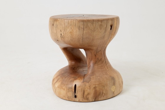 Image 1 of Tabouret/table d'appoint sculpturale, noyer sculpté, pièce unique, Logniture