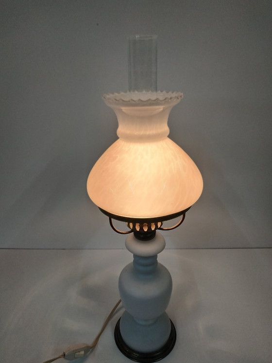 Image 1 of Lampe à huile ancienne vintage en verre opale (convertie).
