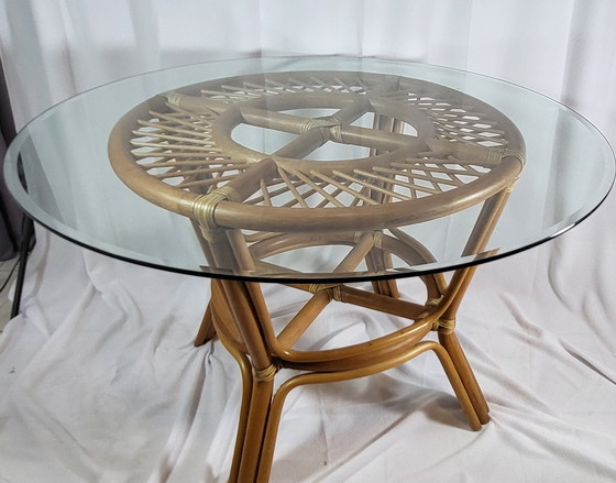 Image 1 of Rotan tafel met glazen blad Frankrijk 1970