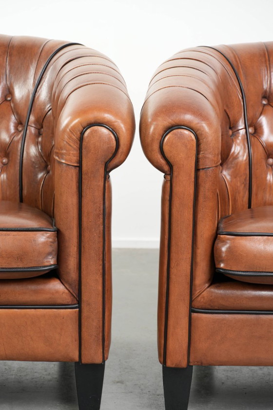Image 1 of 2 Chesterfield-Clubsessel im englischen Stil mit Schaffellbezug in gutem Zustand
