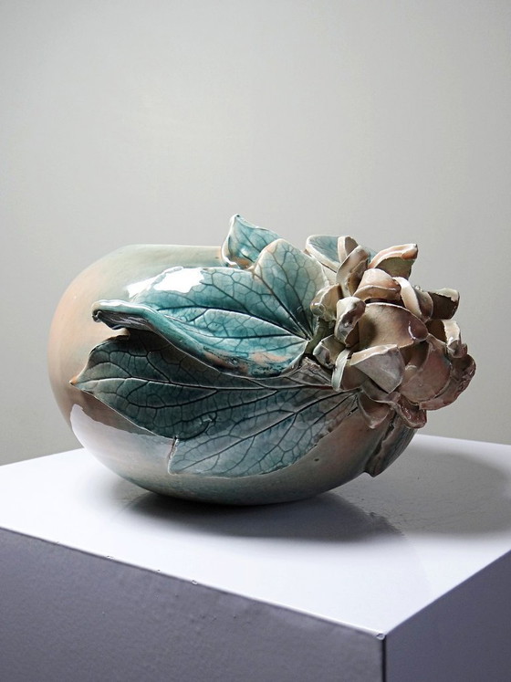 Image 1 of Vaso rotondo con decorazione floreale in rilievo, in ceramica artigianale, firmato Dina vintage.
