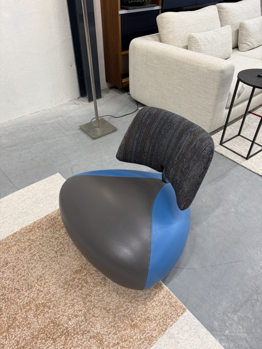 Leolux Pallone Ma Armchair blue fabric leather