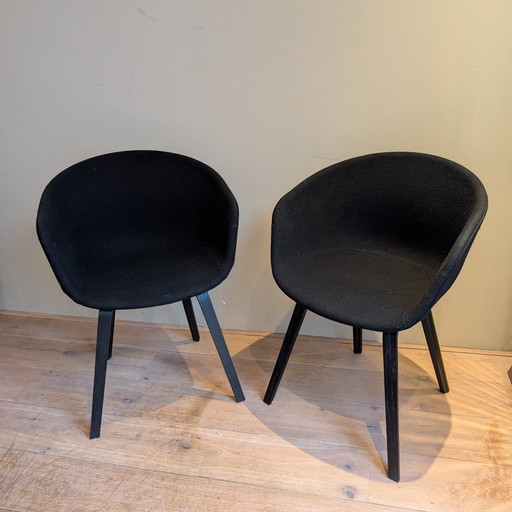 2x Hay AAC 23 Acerca de una silla