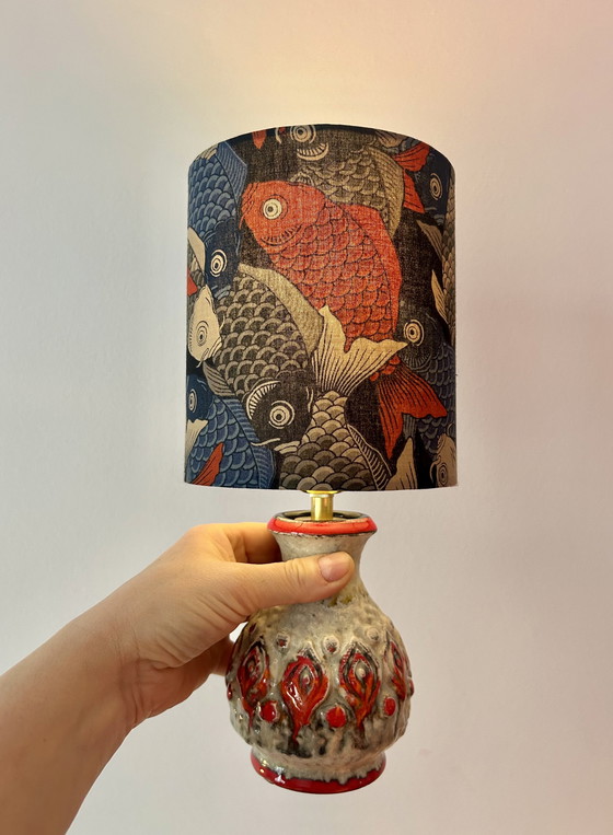 Image 1 of Lampe de table Small Fat Lava avec abat-jour japonais koi