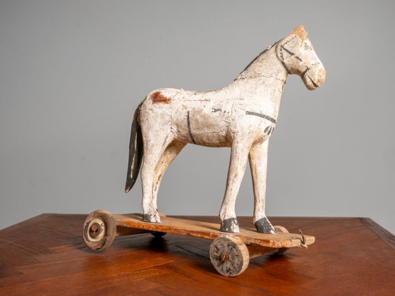 Image 1 of Caballo de juguete de madera antiguo sobre ruedas, principios del siglo XX