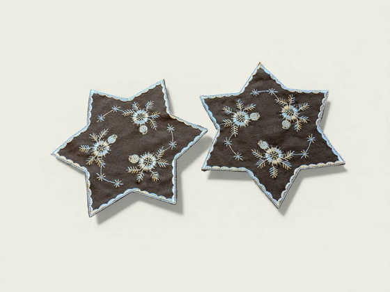 Image 1 of Raro ritrovamento! Set di tovaglie natalizie anni '80, marrone con ricami bianchi, 7 pezzi