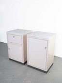 Ensemble d'armoires industrielles (Baisch) avec dessus en marbre.