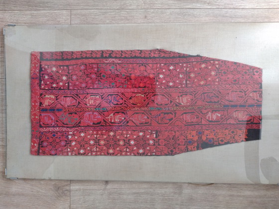 Image 1 of Textile sous cadre.