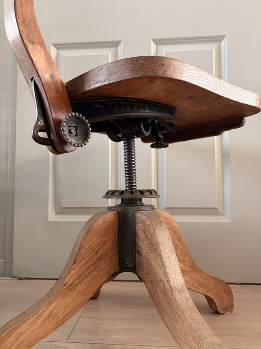 Sedia girevole industriale vintage – in legno e ghisa – regolabile