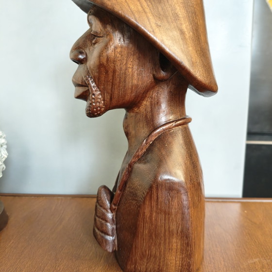 Image 1 of Buste vintage en bois sculpté à la main – Sculpture en bois massif – Art populaire du milieu du XXe siècle – 28 cm