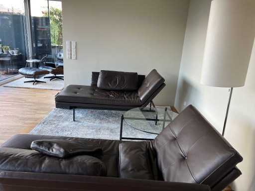 Zwei Daybeds, modisch elegant, Fidu Liege mit Armteil 1x links 1 x rechts incl. Kopf/ Nierenkissen Lederkategorie IV Alamo braun