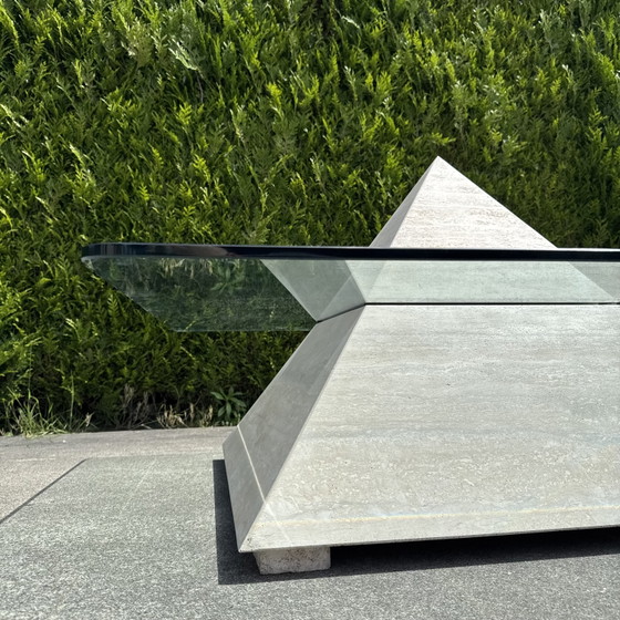 Image 1 of Mesa de centro piramidal de travertino