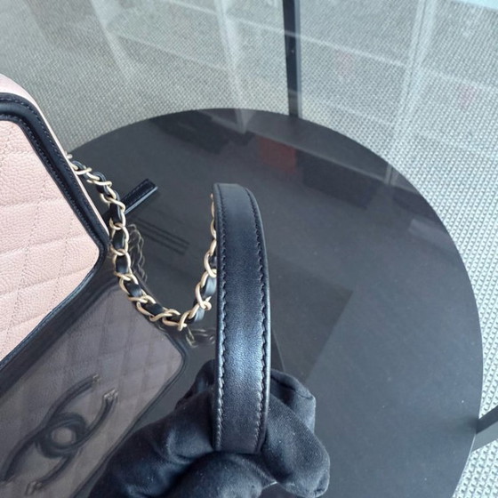 Image 1 of Beauty case Chanel Filigree Medium - Pelle di vitello martellata effetto caviale, nero e beige, Serie 24