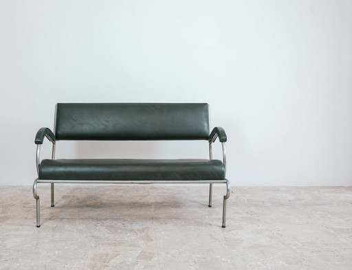 Bauhaus-cantileverbank uit de jaren 30 in buisvormig staal, modern design.