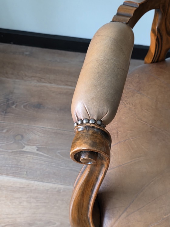 Image 1 of Klassieke vintage leren fauteuil met houten frame